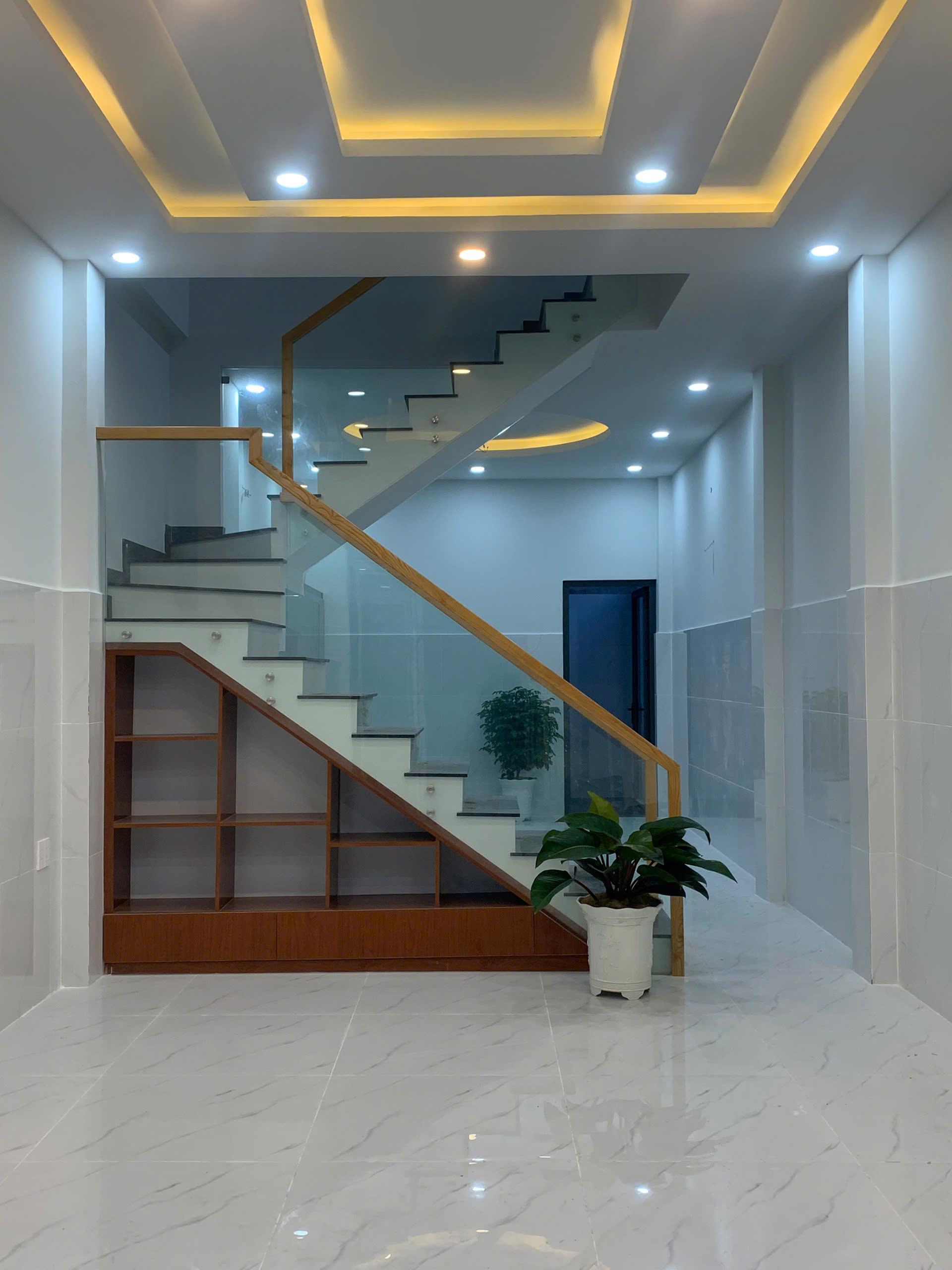 BÁN NHÀ MTKD LÊ VĂN VIỆT, TP. THỦ ĐỨC DT: 4X17.5M 2 LẦU GIÁ 5,4 TỶ