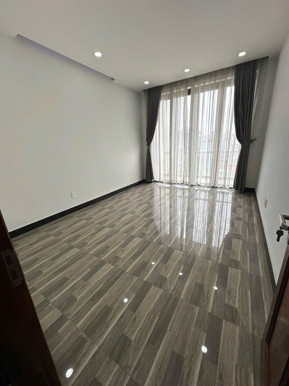 BÁN NHÀ MTKD PHÚ THỌ, P.1, Q.11 KT: 7 TẦNG 7 PN, 6 WC GIÁ 12 TỶ