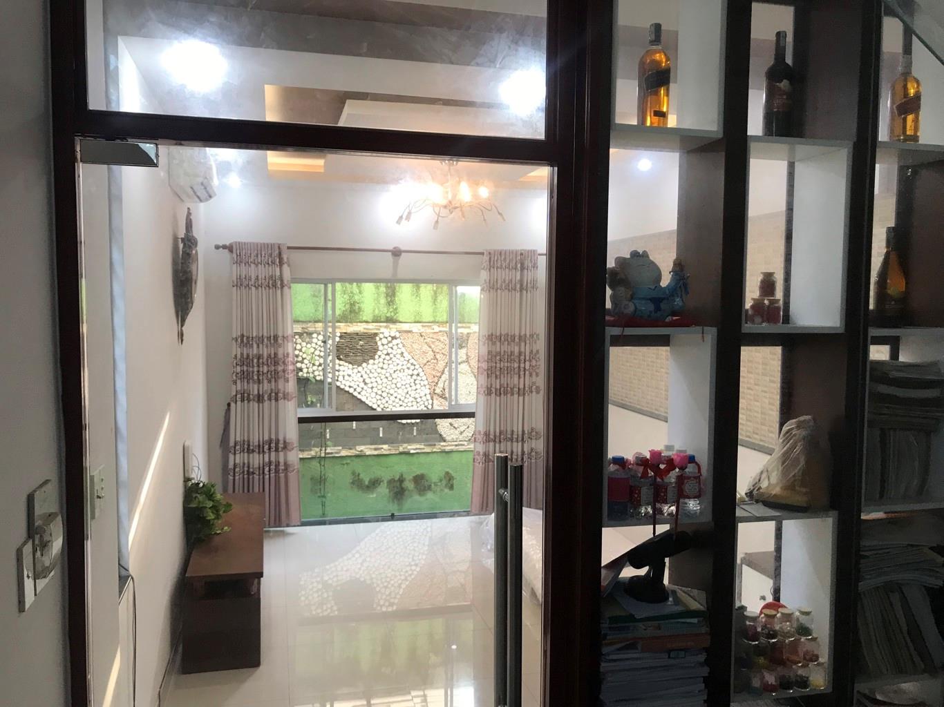 BÁN NHÀ MTNB LƯƠNG THẾ VINH, Q.TP DT: 92M2 3 LẦU 4 PN GIÁ 14 TỶ