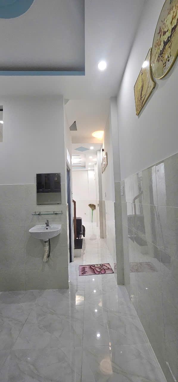 BÁN NHÀ HẺM 4M LẠC LONG QUÂN, P.5, Q.11 GIÁ 2,95 TỶ