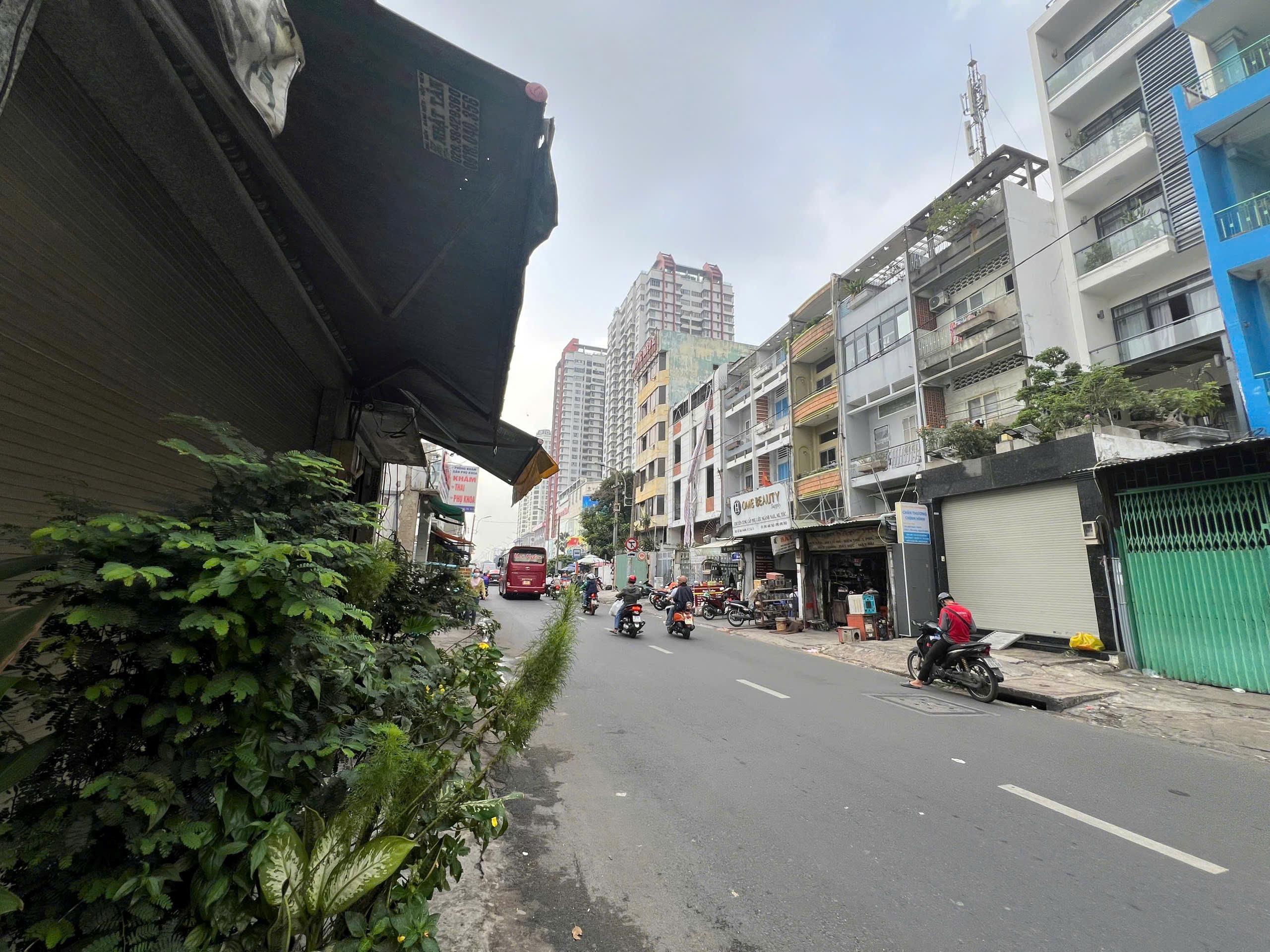 BÁN NHÀ MTKD LÊ ĐẠI HÀNH, Q. 11 DT: 95.2M2 2 LẦU 5 PN GIÁ 22,5 TỶ