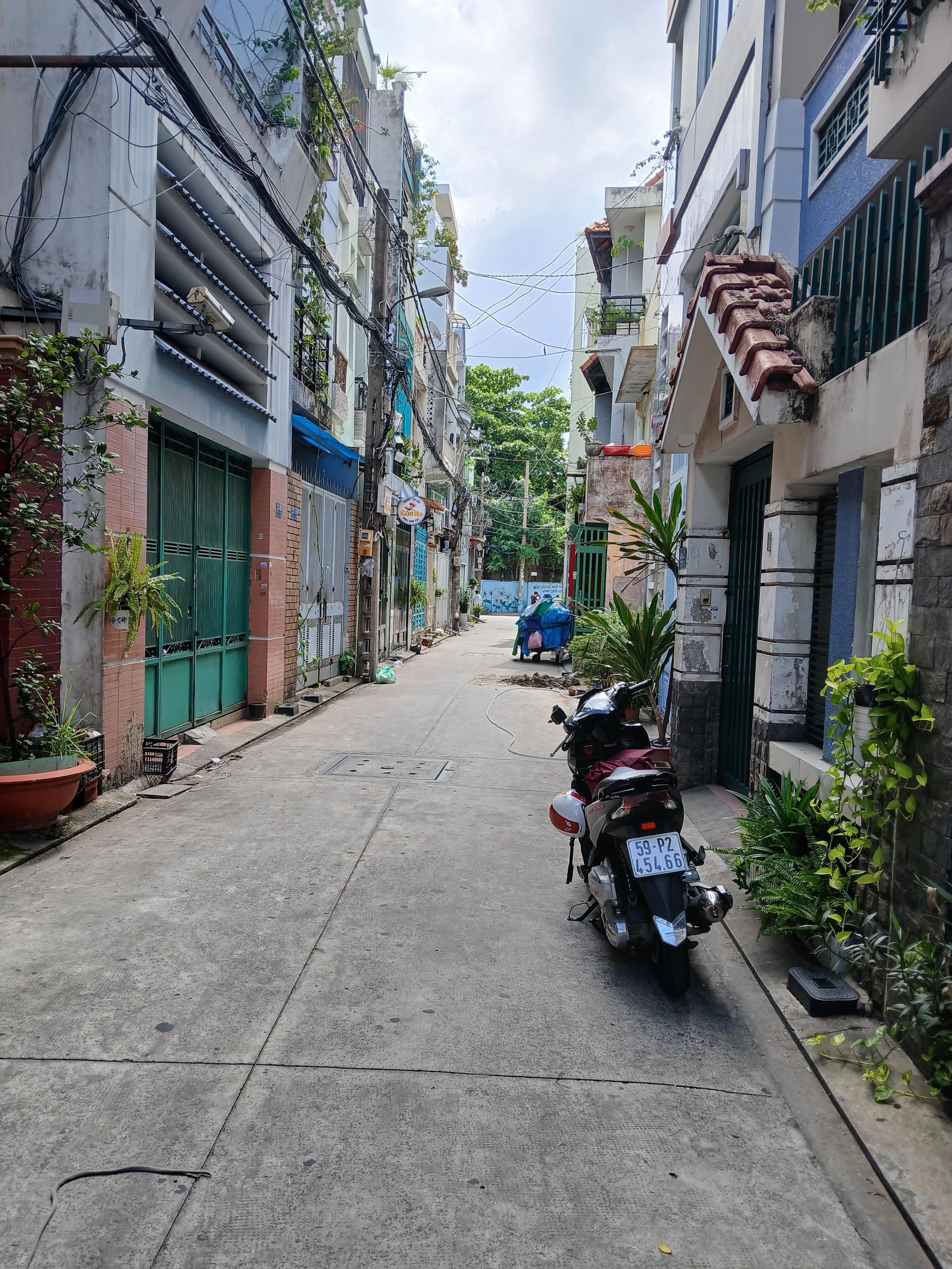 BÁN NHÀ HẺM 5M THÀNH MỸ, Q. TB DT: 3.4X13M 4 LẦU 6 PN, 7 WC GIÁ 9 TỶ