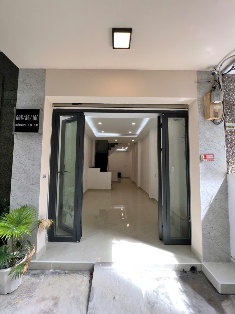 BÁN NHÀ HXH ĐƯỜNG 3/2, Q.10  2 LẦU 3 PN, 3 WC GIÁ 8,1 TỶ