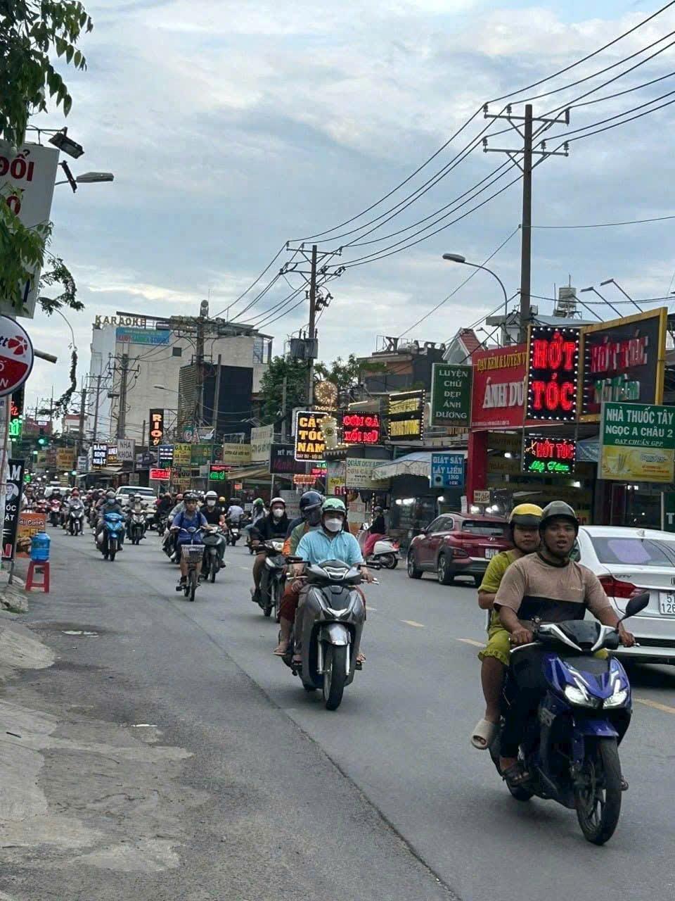 BÁN NHÀ MT KD PHAN VĂN ĐÔI, X. BD, H. HM GIÁ 13 TỶ