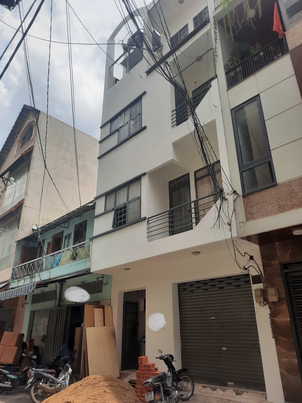 NHÀ PHỐ 4 TẦNG TRONG HẺM (NỞ HẬU 10.5m2) GẦN BIG C MIỀN ĐÔNG