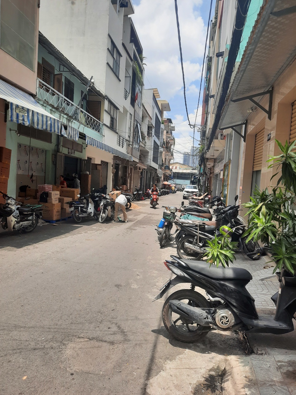 NHÀ PHỐ 4 TẦNG TRONG HẺM (NỞ HẬU 10.5m2) GẦN BIG C MIỀN ĐÔNG